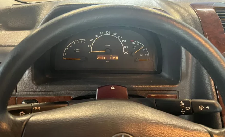 Mercedes-Benz V 220